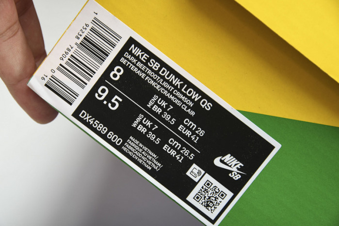 skate like a girl x nike sb dunk low dx4589-600