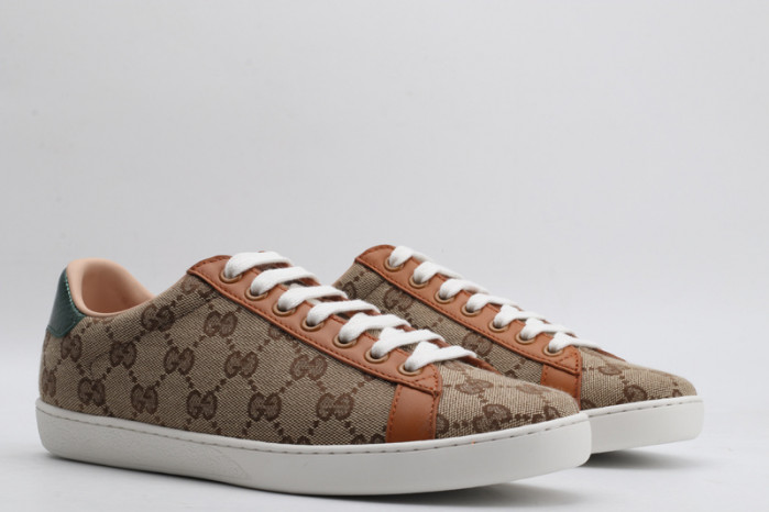 ad low-top sneaker